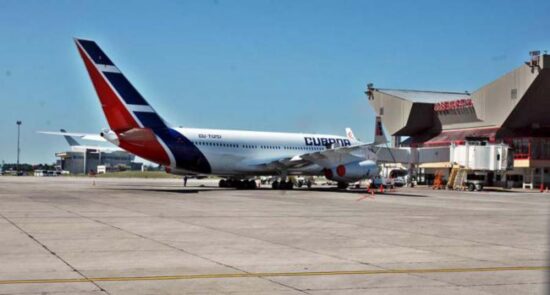 En las terminales aeroportuarias cubanas están listas las infraestructuras tecnológicas para la captación y procesamiento de los datos presentados por los visitantes. Foto: CubaMinrex