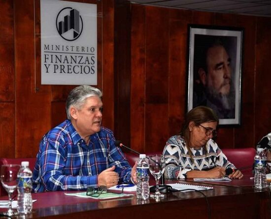 El titular de Economía y Planificación aseguró que el vencimiento de cuentas por cobrar y por pagar es un problema viejo en el país. Foto: Prensa Latina.