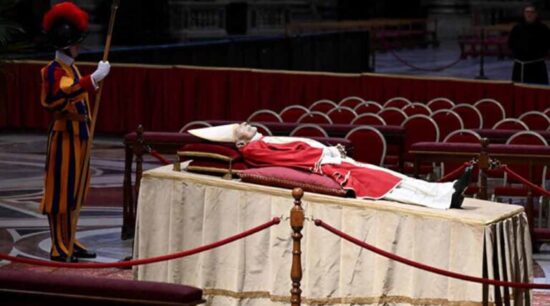 En la Basílica de San Pedro tiene lugar el último adiós al papa Emérito Benedicto XVI, fallecido este 31 de diciembre. Foto: Prensa Latina.