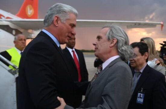 El mandatario cubano fue recibido por el vicecanciller de la nación, Pablo Tettamanti. Foto: Estudios Revolución.