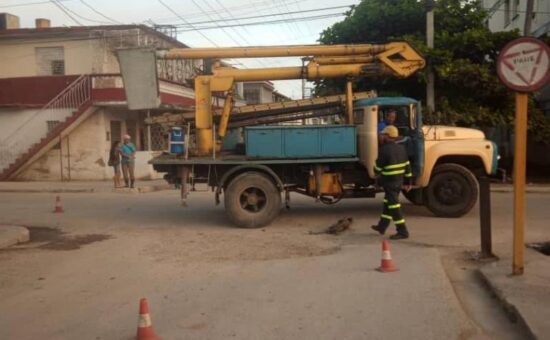 Eléctricos espirituanos laboran con prontitud para restablecer las averías que se presentan y así evitar mayores afectaciones en el servicio. Foto: Empresa Eléctrica Sancti Spíritus/Facebook.