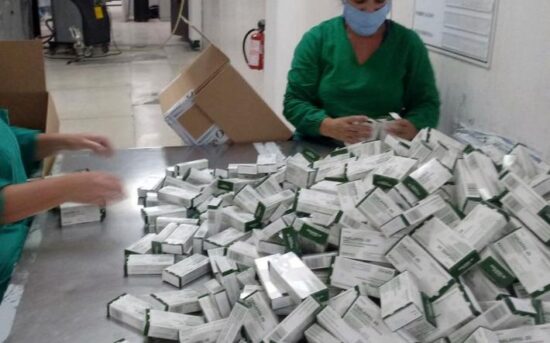 A lo largo del año debe ir mejorando la situación de los medicamentos porque se trabaja intensamente con los proveedores para garantizar la llegada al país de las materias prima, señaló el directivo de Emcomed. Foto: Internet.