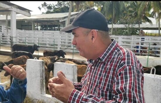 Ydael Pérez, ministro de la Agricultura, durante su recorrido por unidades de la provincia.