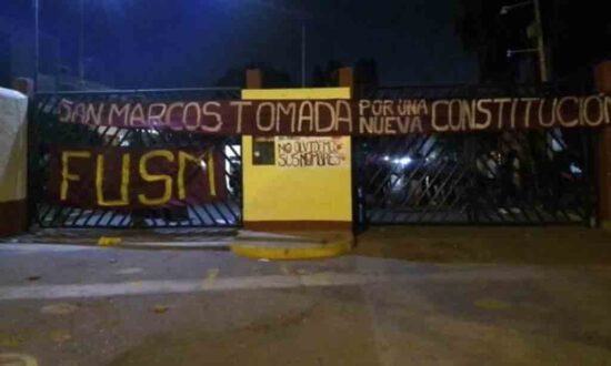 Llegan los primeros manifestantes desde el interior de Perú, con la exigencia de que enuncie la presidenta Dina Boluarte, se disuelva el Congreso y se convoque a elecciones. Foto: Prensa Latina. 