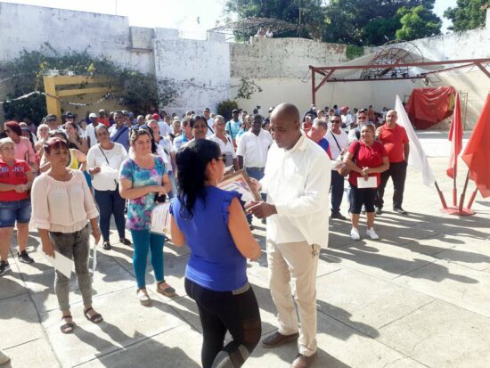 El Primer Secretario del Partido en Trinidad, Denis Díaz Peláez, entrega reconocimientos a propósito del Día del Trabajador del Comercio, la Gastronomía y los Servicios