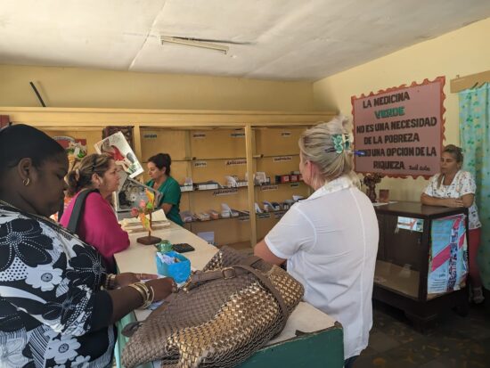 Candidatos a diputados a la Asamblea Nacional del Poder Popular por Trinidad, en la farmacia.