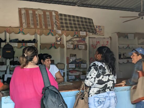 El recorrido también abarcó la tienda mixta de la localidad de Pitajones.