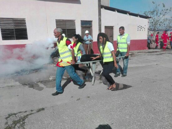 Evacuación y atención de heridos por parte de miembros de la Cruz Roja Cubana y personal especializado de la Salud Pública.