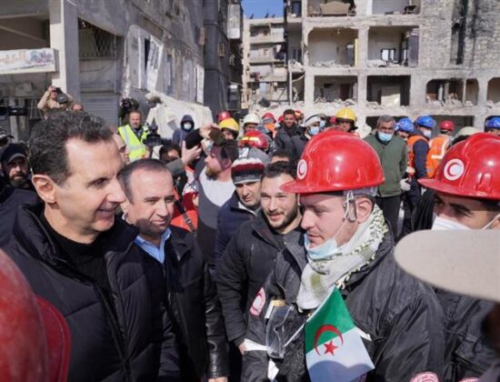 Bashar al-Assad junto a rescatistas.