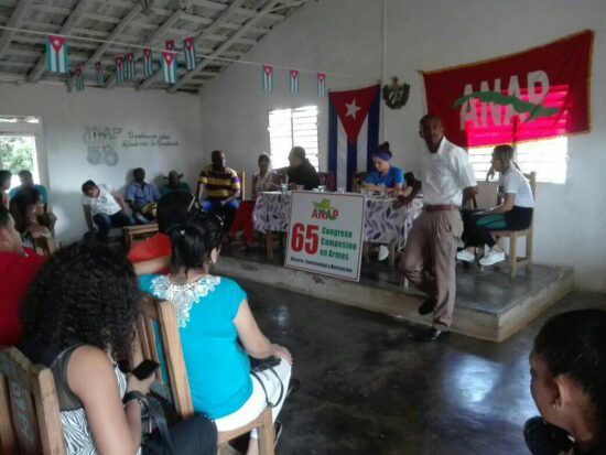 La cooperativa “Pedro Lantigua”, de Algaba, en Condado, supo de los análisis de los jóvenes campesinos, en torno al quehacer productivo, incluyendo lo relacionado con los créditos bancarios. En la imagen, intercambio con el director de BANDEC en Trinidad. Fotos: Alipio Martínez Romero/Radio Trinidad Digital. 