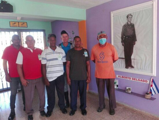 Trabajadores y directivos del aeropuerto Alberto Delgado, de Trinidad, orgullosos de su historia.