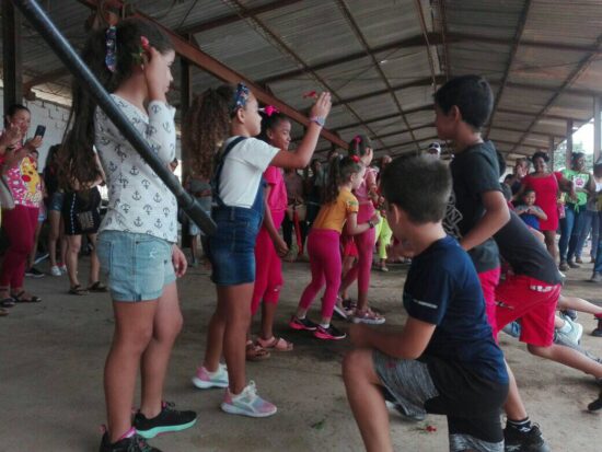 Los niños pusieron una nota distintiva en la celebración del Día del Trabajador de los Servicios Comunales en Trinidad.