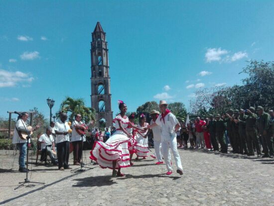 En Manaca-Iznaga, también momentos para disfrutar del buen arte.