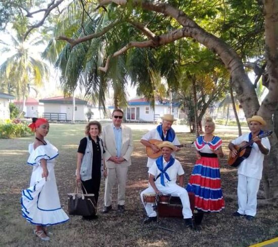 El ambiente campesino, con música y bailes tradicionales de nuestras zonas rurales, distingue a la Finca Ma’ Dolores, visitada por el Embajador de Egipto en Cuba, durante su recorrido por Trinidad.