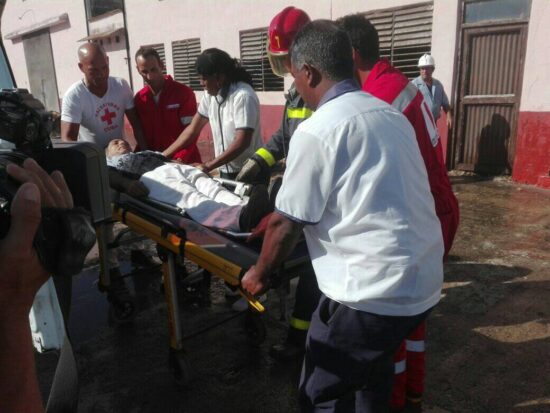 Evacuación y atención de heridos por parte de miembros de la Cruz Roja Cubana y personal especializado de la Salud Pública.