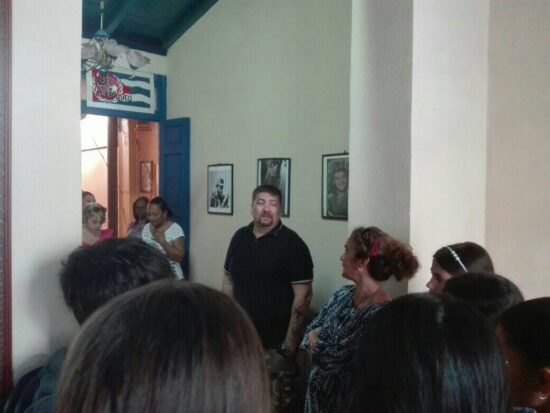 Andrea Paoliere, durante su encuentro con jóvenes de Trinidad, sobre la solidaridad entre Italia y Cuba. Fotos: Alipio Martínez Romero/Radio Trinidad Digital.