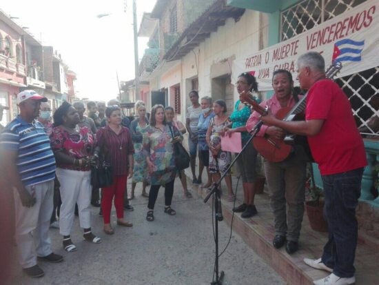 El dúo Ensueño deleitó a los candidatos y a los vecinos de esa demarcación del Consejo Popular Centro.