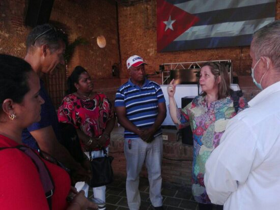 Fuera de formalismos, los candidatos a diputados intercambian con trabajadores de la Casa de la Música de la EGREM, en Trinidad.