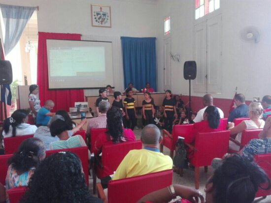 Presentación de la Colmenita de la escuela primaria José Mendoza García, en la Sesión Ordinaria de la Asamblea Municipal del Poder Popular de Trinidad. Fotos: Equipo de reporteros de Radio Trinidad Digital.