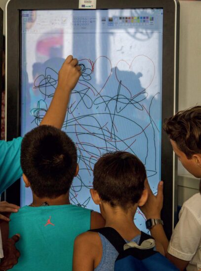 Preocupa que el tiempo excesivo frente a la pantalla esté aislando a los niños de sus familias y de su entorno, acrecentando la depresión e incluso contribuyendo a la obesidad. Foto: Maykel Espinosa Rodríguez/Juventud Rebelde.