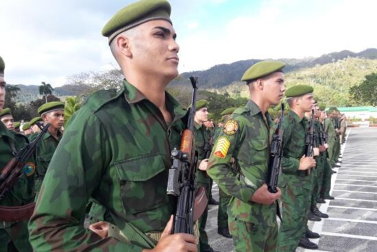Combatientes de tropas regulares de las FAR, participantes en la ceremonia político-militar por el nuevo Año de Preparación para la Defensa.