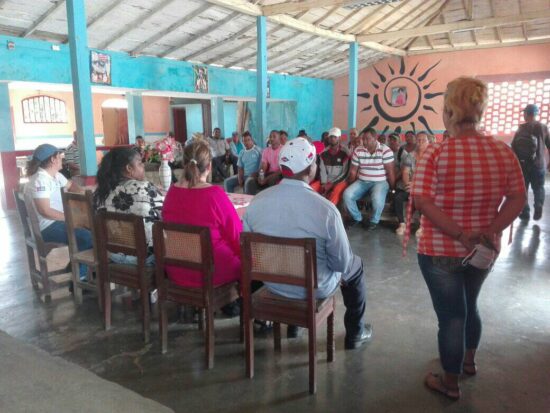 Los intercambios se suceden, por estos días, tanto en encuentros organizados para ello como en cualquier lugar de las comunidades del municipio de Trinidad.