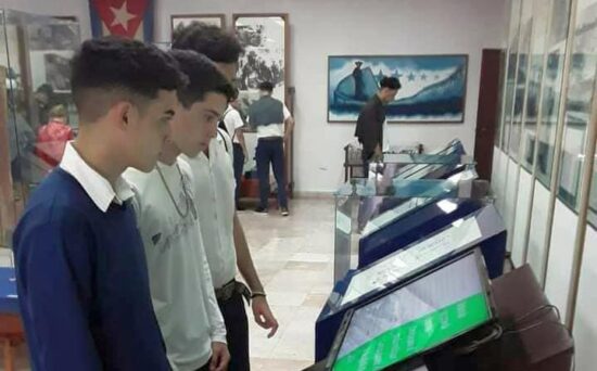 Jóvenes del Centro Mixto Ignacio Agramonte del municipio de Yaguajay ya interactuaron con las aplicaciones del nuevo diseño de modernización. Foto: Facebook.