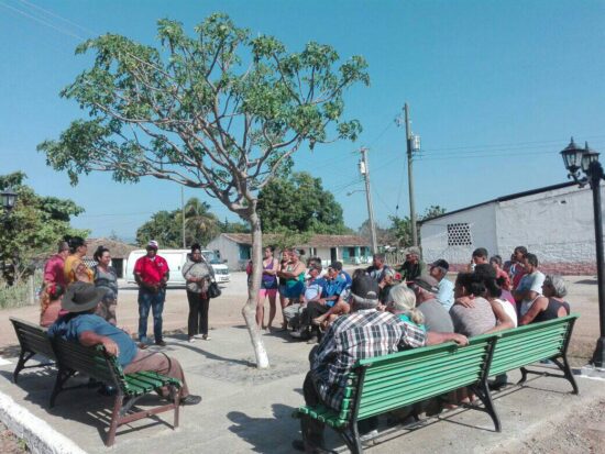 Intercambio con pobladores y factores de la comunidad de Santiago Escobar y del Consejo Popular Chanzoneta.