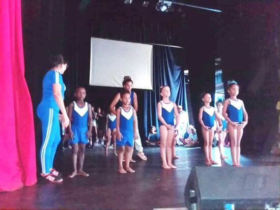 Coreografías de gimnasia amenizaron la gala del onomástico del INDER en Trinidad.