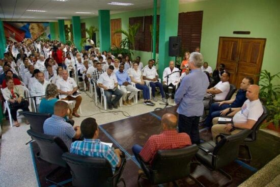 El Presidente de la República de Cuba, Miguel Díaz-Canel Bermúdez, candidato a diputado al Parlamento por el municipio Santa Clara, en su encuentro con estudiantes universitarios. Foto: Prensa Latina.