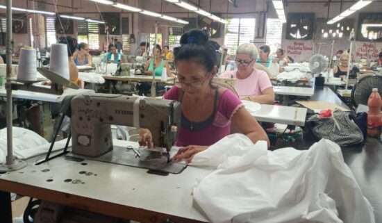 El taller de confecciones Yamil Duménigo de Trinidad es uno de los más estables de la provincia. Fotos: Ana Martha Panadés/Escambray.