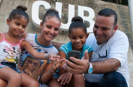Al proteger a los niños contra lo peor que la tecnología digital puede ofrecerles, y al ampliar su acceso a lo mejor, podemos inclinar la balanza hacia una experiencia de mayor calidad. Foto: Tomada de Cubadebate.