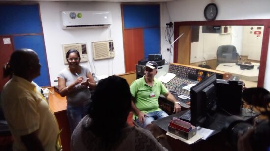 Los candidatos a diputados por Trinidad reciben información sobre la programación y el funcionamiento de Radio Trinidad. Fotos: José Rafael Gómez Reguera/Radio Trinidad Digital.