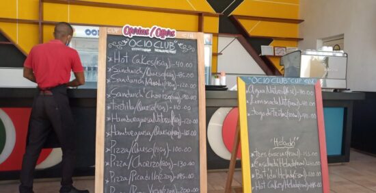 Las ofertas en el Ocio Club de Trinidad han disminuido sus precios, excepto el helado por los altos costos de su único proveedor en el territorio, Servisa. Fotos: Ana Martha Panadés/Escambray. 