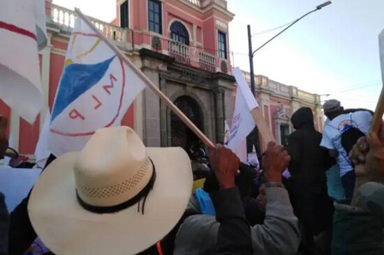 Manifestación del Movimiento para la Liberación de los Pueblos (MLP) ante el Tribunal Supremo Electoral (TSE). Foto: Prensa Latina.