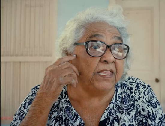 La cantante Nélida Pomares Enríquez, de hermosa voz, rememora pasajes de la música trinitaria, del quehacer trovadoresco local. Fotograma/©Radio Trinidad Digital.