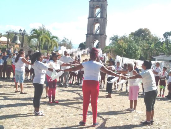 Práctica de ejercicios físcos con el adulto mayor en Manaca Iznaga.