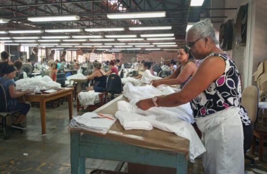 Prendas de uniformes para organismos como Educación y Salud Pública se producen en el taller trinitario.