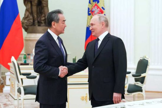 El Presidente de la Federación de Rusia, Vladimir Putin, recibió en el Kremlin al importante diplomático chino, Wang Yi. Foto: Prensa Latina.
