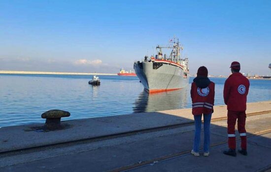 Barco de la Armada egipcia con ayuda humanitaria para Siria.