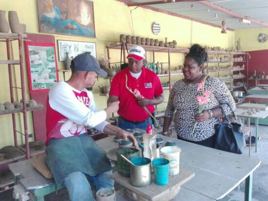 Las maravillas de la artesanía trinitaria en medio de este recorrido de los candidatos a diputados al Parlamento cubano, por Trinidad.