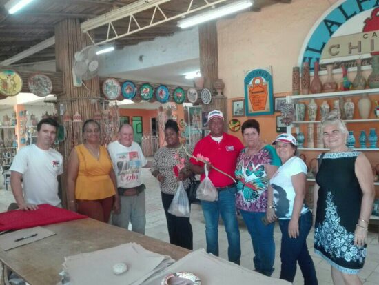 Representantes de la familia Santander y trabajadores de estos talleres junto a los candidatos a diputados al Parlamento cubano por Trinidad y otros compañeros del Poder Popular y del Consejo Armando Mestre.