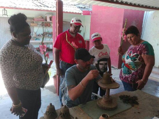 Las maravillas de la artesanía trinitaria en medio de este recorrido de los candidatos a diputados al Parlamento cubano, por Trinidad.  Los saberes del trabajo con el barro pasan de generación en generación en los talleres de la familia Santander.