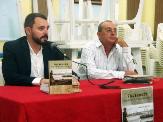 Xerach Gutierrez Ortega (izq), Director General de Cultura del Gobierno de Canarias y Mario Luis López Isla (der.), autor de Valbanera Requiem por un naufragio. López Isla atesora cerca de 70 libros publicados. Foto: La Voz de Cabaiguán.