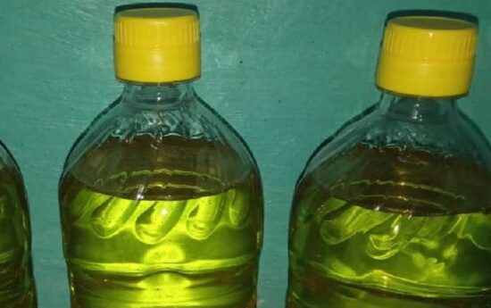 Cada litro de aceite de uso doméstico se oferta a 1 300 pesos en el mercado informal. Foto: Escambray.