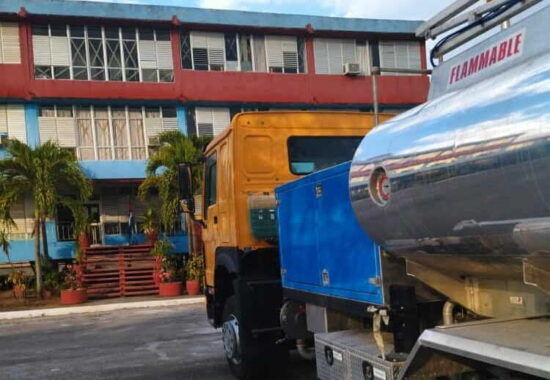 Cada equipo cuenta con una capacidad de alrededor de 7 000 litros de combustible. Fotos: TransportEspirituano/Facebook.