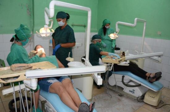 En Sancti Spíritus, al igual que en el resto de Cuba, no se acepten los bulbos de anestesia dental que no sean de producción nacional y certificados por la Autoridad Reguladora de Medicamentos del país. Foto: Vicente Brito/Escambray.