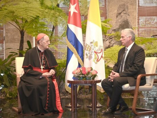 Díaz-Canel expresó la voluntad de seguir avanzando en las relaciones del Estado cubano con la Santa Sede. Foto: Estudios Revolución.