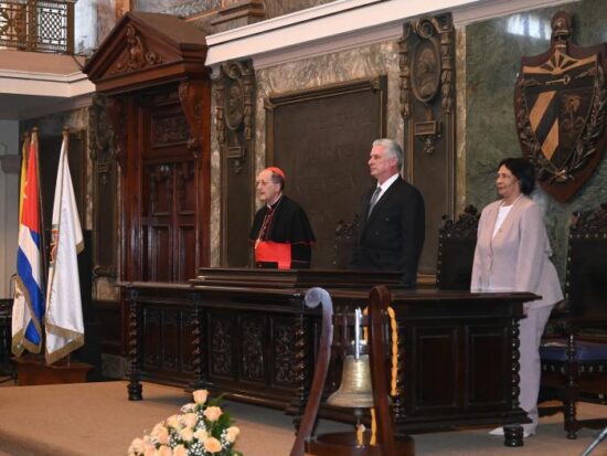 El Presidente destacó los esfuerzos desplegados por el actual Sumo Pontífice para «que haya un diálogo del Gobierno de Estados Unidos con Cuba, y que podamos resolver de manera civilizada las diferencias que tenemos». Foto: Estudios Revolución.