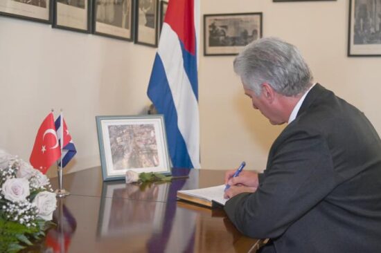 Díaz-Canel extendió su pesar a las familias y allegados de las víctimas del sismo de gran intensidad que afectó al país. Foto: Estudios Revolución.